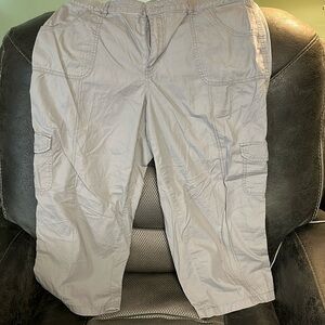 capris St.John’s Bay classic craft,98% cotton and 2% spandex made in Brangladesh